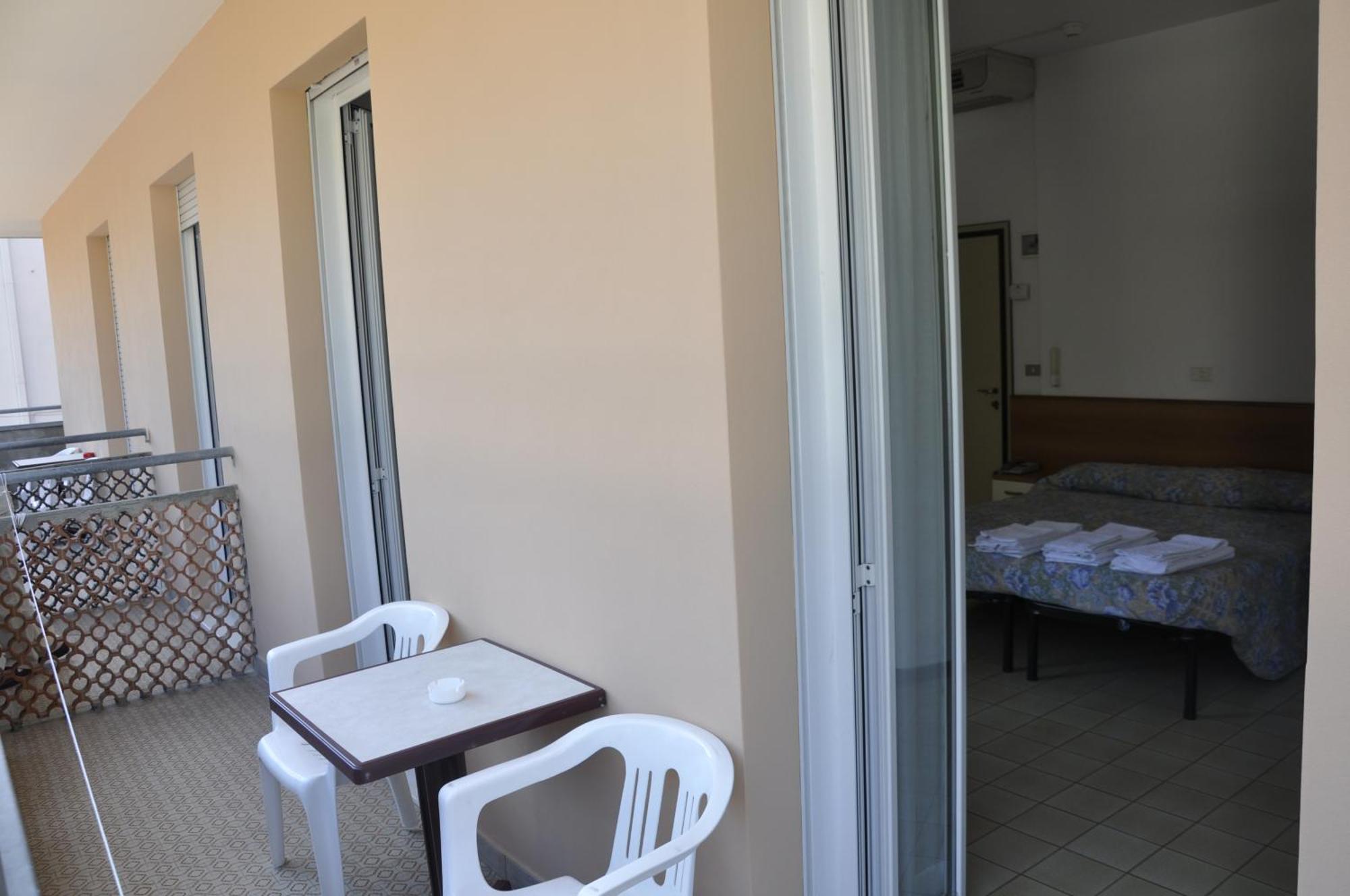 Albergo Larenzia Cattolica Zimmer foto