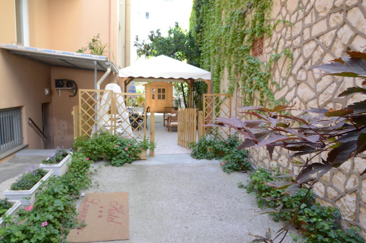 Albergo Larenzia Cattolica Exterior foto